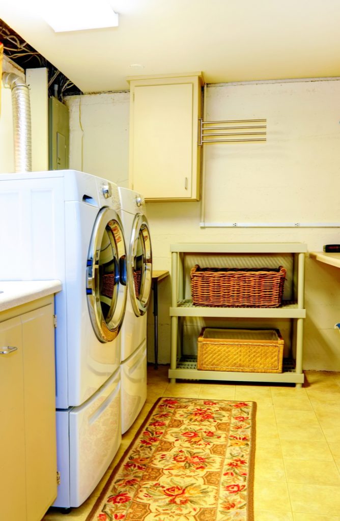 Ugh, the laundry room. It causes great sighs often in my home. Laundry is just one of those chores that is never fun. But if you can decorate a space and make it a fun one to be in, chores aren't really that bad after all right? Here are a few small laundry area ideas.