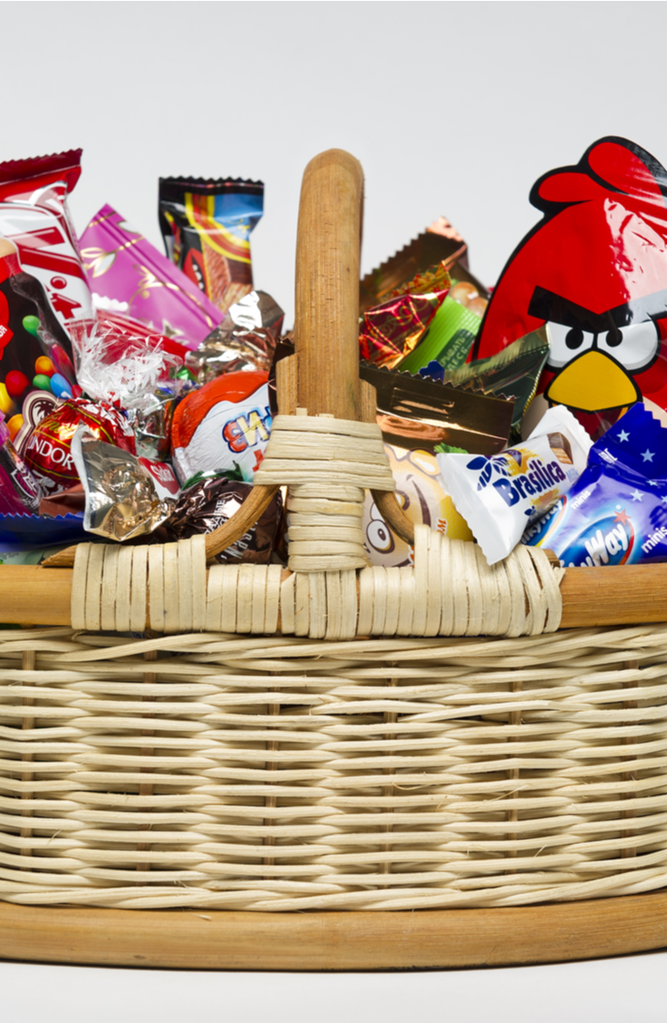 Treat baskets make amazing house warming gifts! These housewarming gift ideas are something your friends and new neighbors will cherish.  