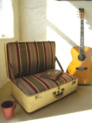 JF-05-038-suitcase-chair-main