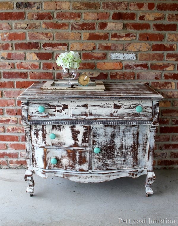 Flea market makeovers, flipping furniture, how to flip furniture, popular pin, DIY home projects, DIY tutorials, home improvement, easy home improvement. 