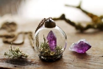 These adorable DIY terrariums are so cute and you will love the way they look in your home. This terrarium necklace is my favorite! 