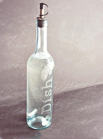 Things to Do With Old Wine Bottles, Wine Bottle, Wine Bottle Crafts, Wine Bottle Projects, Easy Craft Projects, How to Reuse WIne Bottles, Easy Ways to Reuse Wine Bottles, Craft Ideas, Easy Craft Ideas, Repurpose Wine Bottles. 