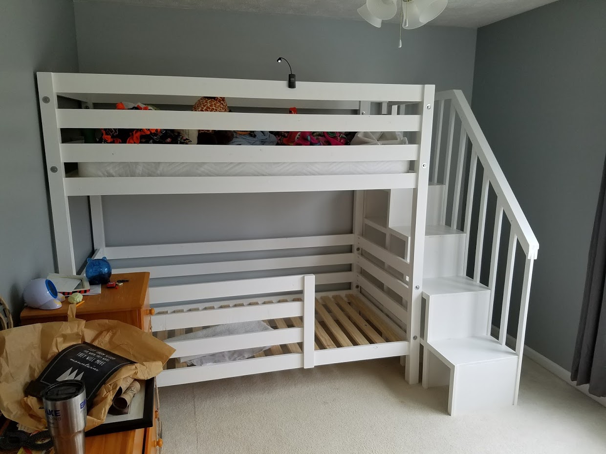 Двухъярусная кровать с лестницей из ящиков
