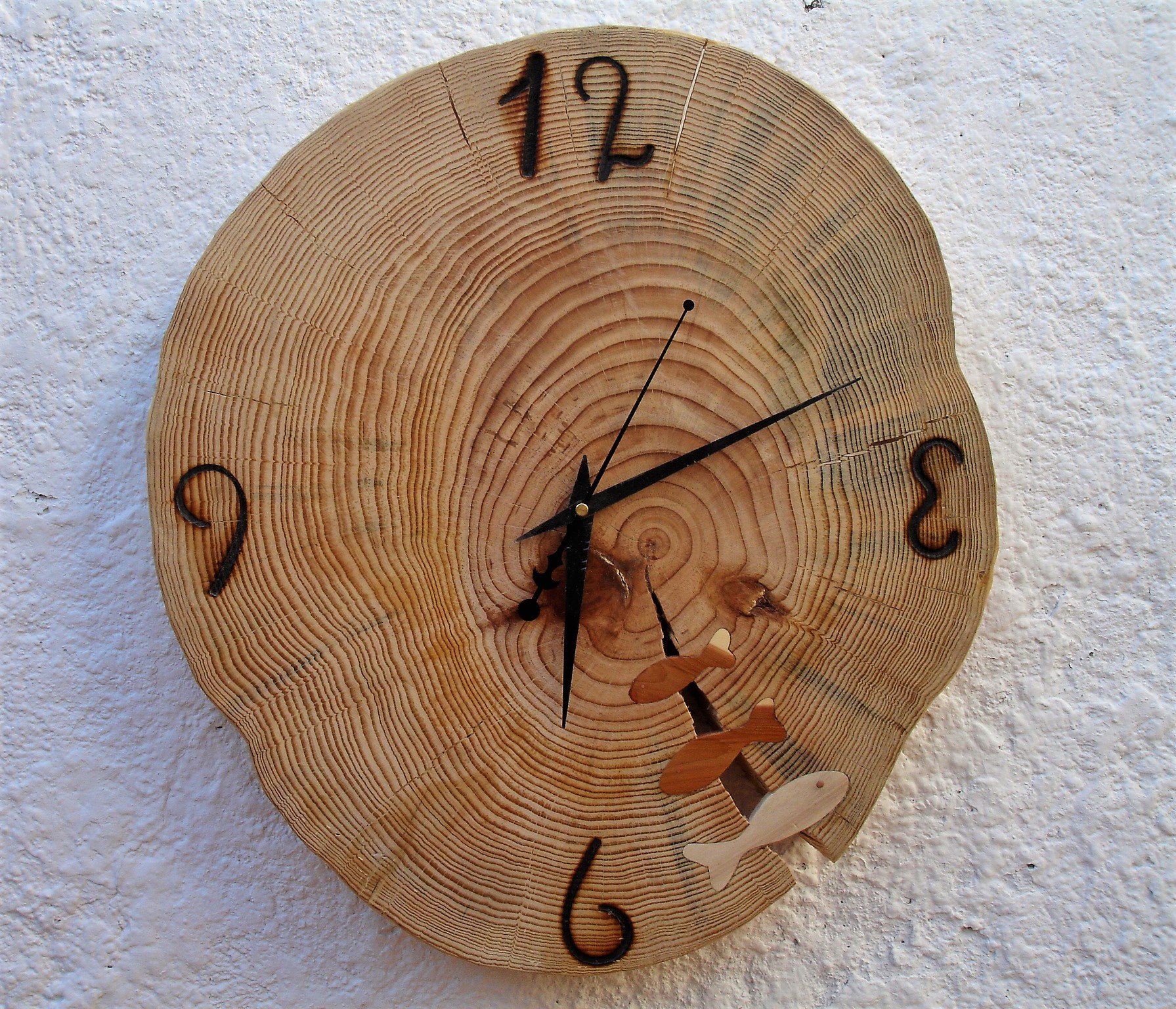 DIY Father's day gifts made from wood. Clock from a slice of tree