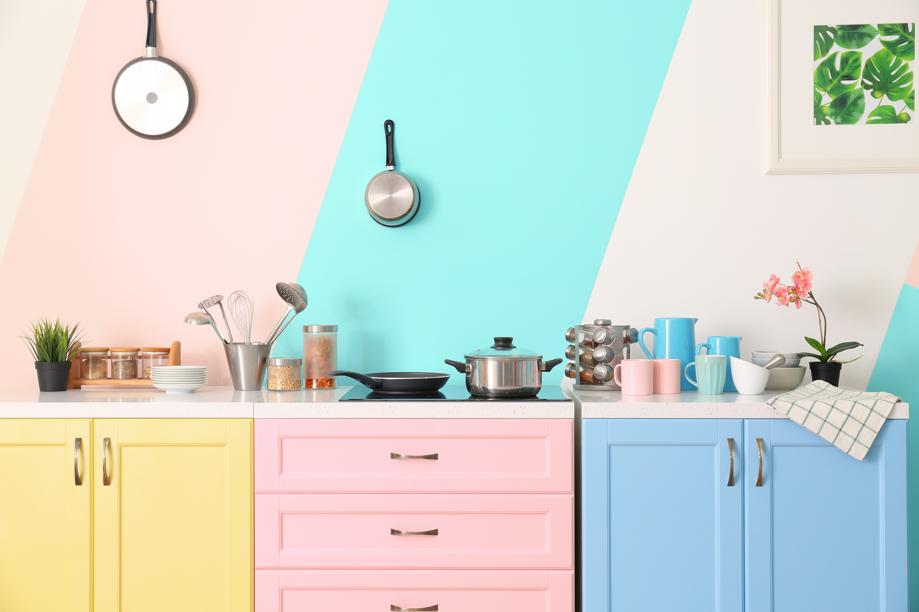 The kitchen is one of the most important rooms in the home, so make sure it is up to date. These frugal kitchen updates will have your kitchen up to date in no time. 