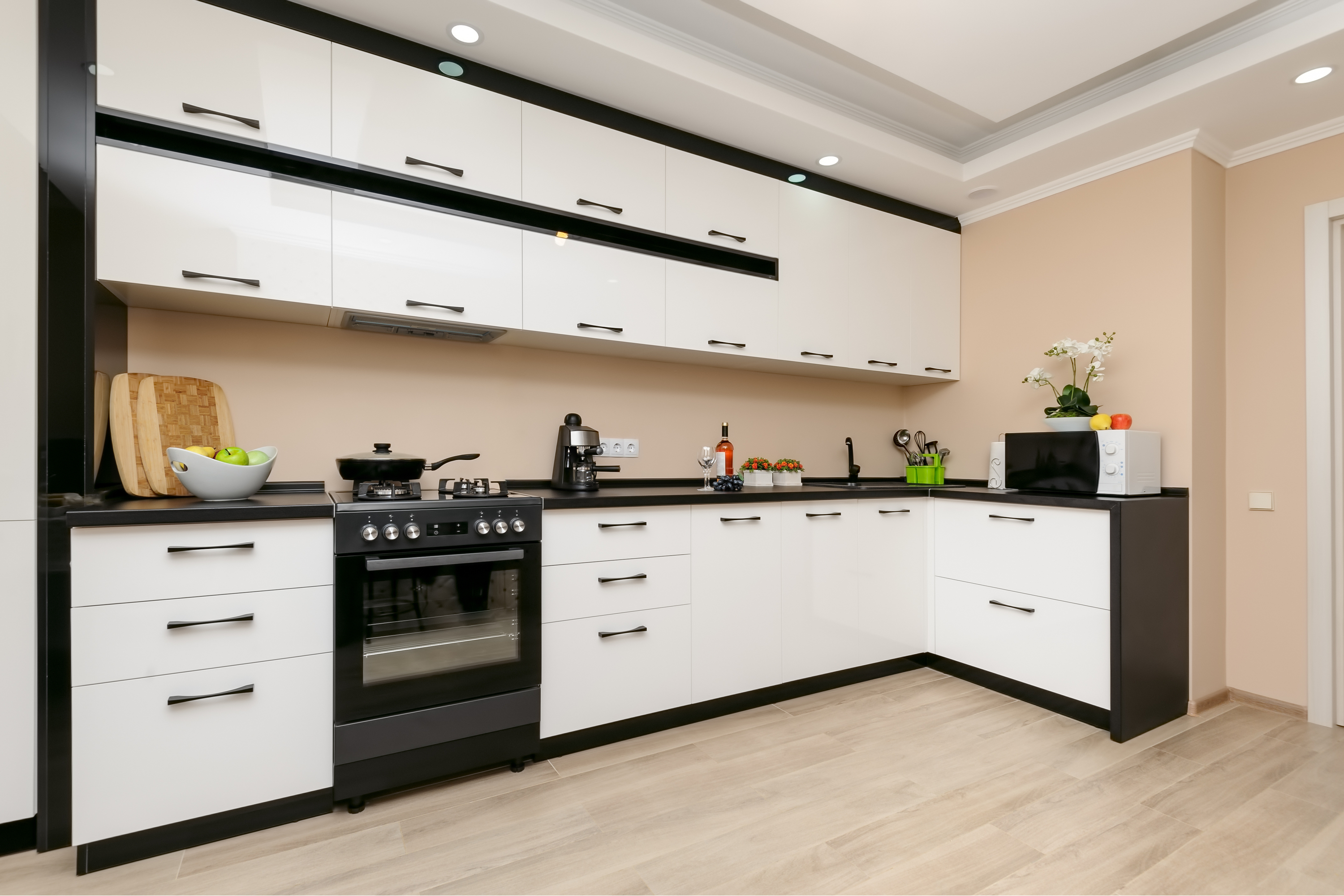 The saying "opposites attract" is definitely true when it comes to kitchen design. I love the look of white cabinets black granite. It looks amazing! 