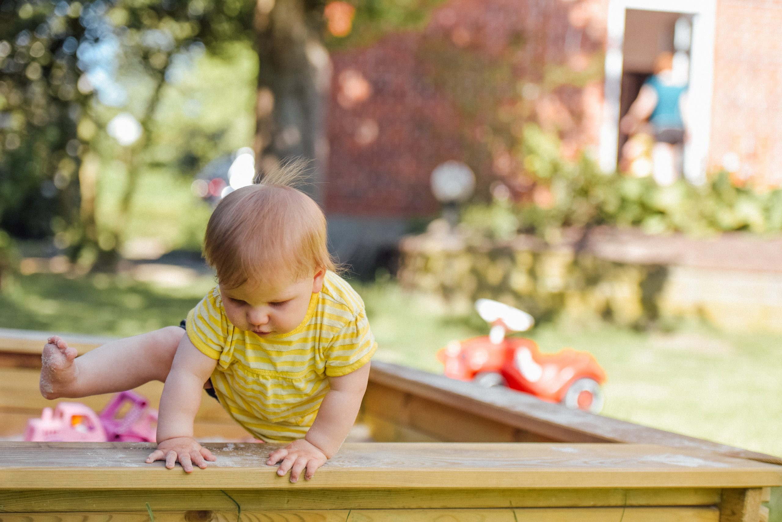 This DIY sandbox with seats for kids is going to SERIOUSLY be a hit! You'll have the entire neighborhood at your house having fun before you know it. Check it out! 