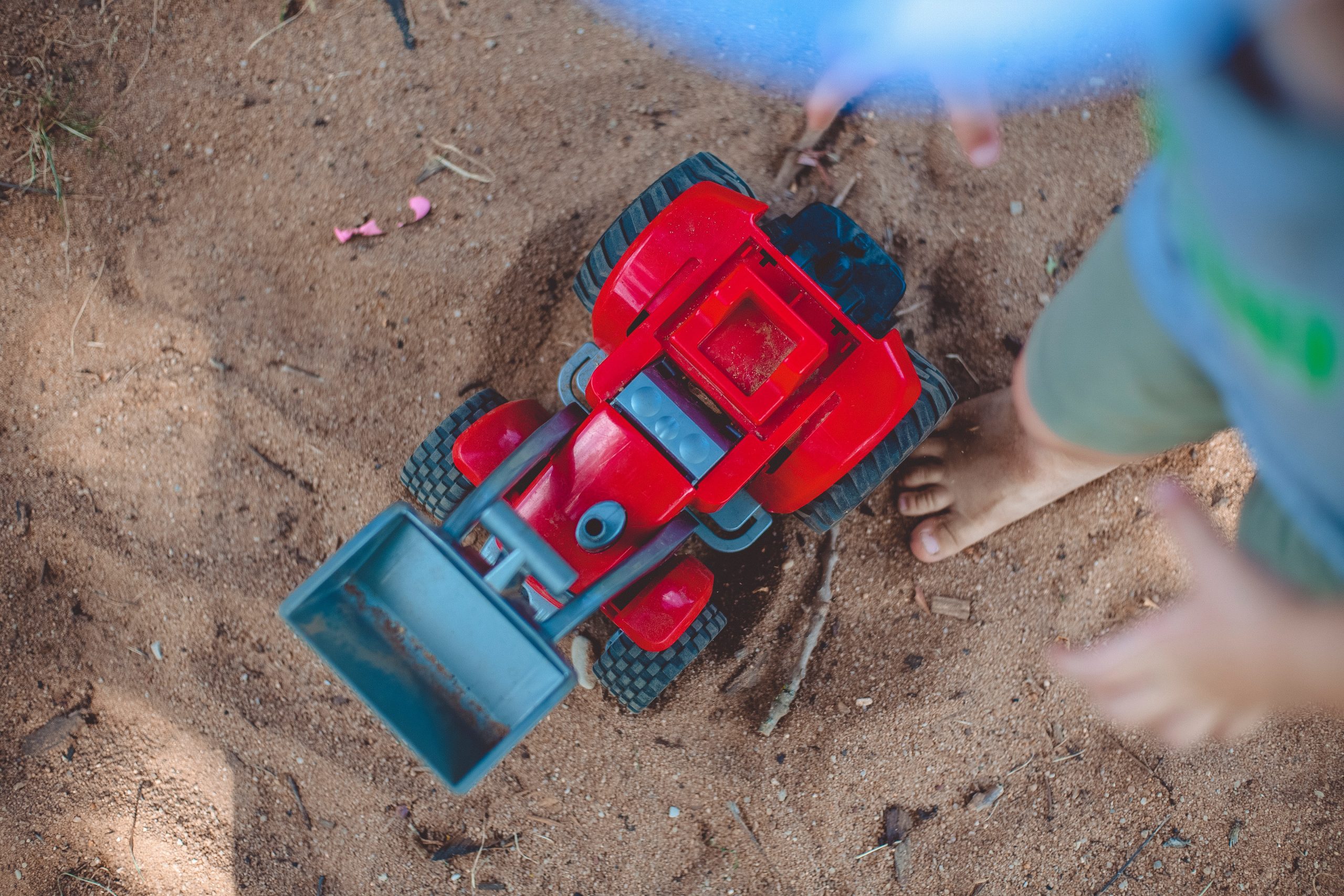 This DIY sandbox with seats for kids is going to SERIOUSLY be a hit! You'll have the entire neighborhood at your house having fun before you know it. You don't want to miss this! 