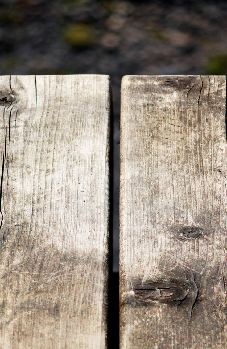 I love the idea of creating an easy DIY bench for a front porch or back patio. Any good entertainer knows that seating is important, and this is one of the cheapest ways to get it into your backyard. Check out this easy DIY bench! It will look amazing in your backyard. 