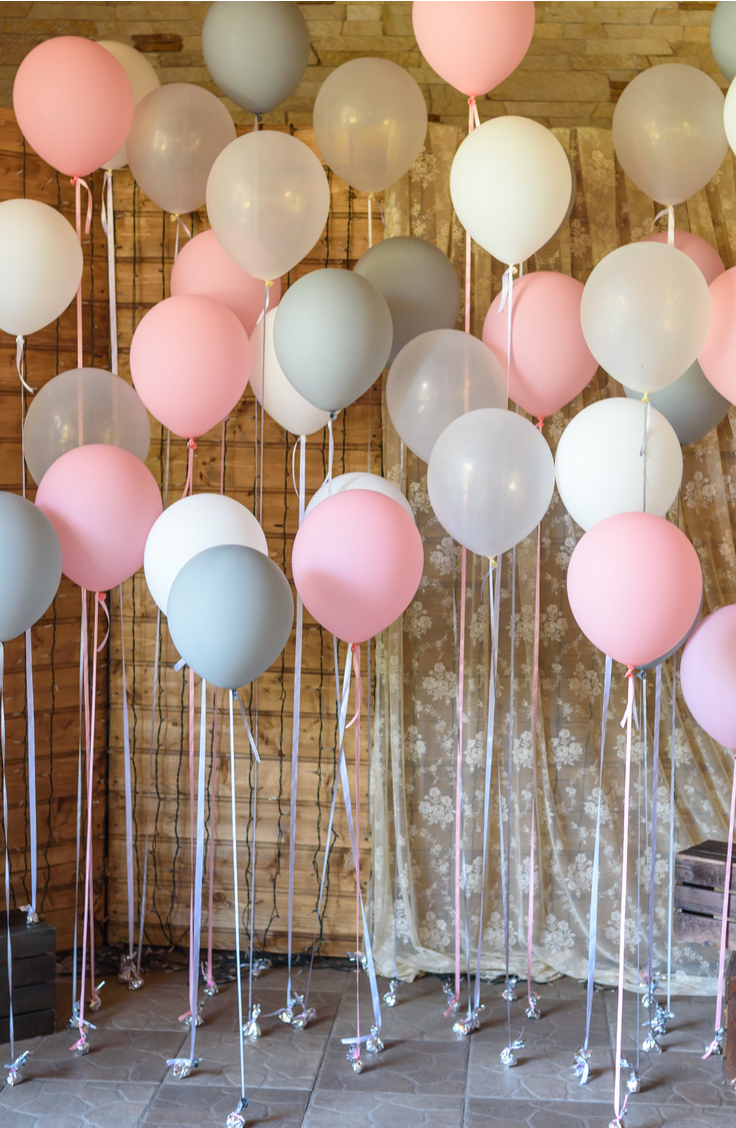 When it comes to taking family photos, we like to take them in the comfort of our own home, you can really showcase personalities that way. Since we love to shoot at home, these home photo shoot DIY backdrops are great when we don't want to catch the small mess left in the kitchen. Take a look! 